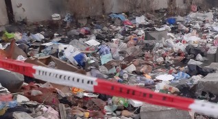 Стотици килограми опасни отпадъци откриха край Луковит Служители на общината