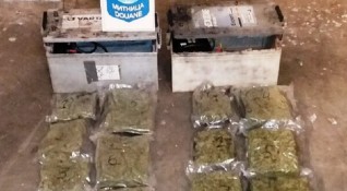 Откриха близо 3 кг марихуана в работещи акумулатори на камион