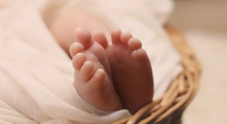 Въпреки края на политиката за едно дете раждаемостта в страната