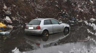 Лек автомобил Ауди падна във Владайската река в района на