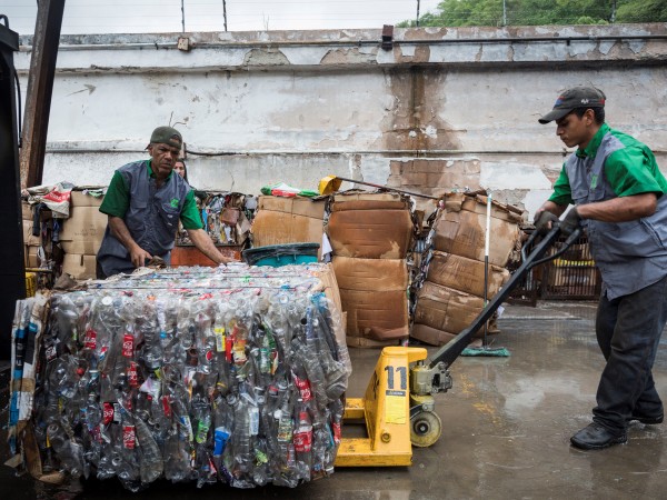 Малайзия изпрати обратно 150 контейнера с пластмасови отпадъци в 13