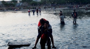 Стотици централноамерикански мигранти влязоха в сблъсъци с мексиканските сили за