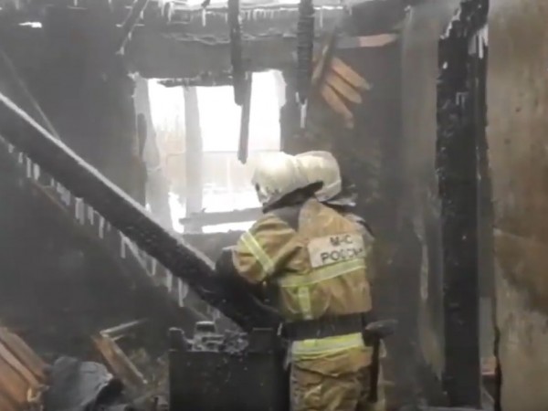 Пожар е избухнал в едноетажна дървена постройка в село Причулимски