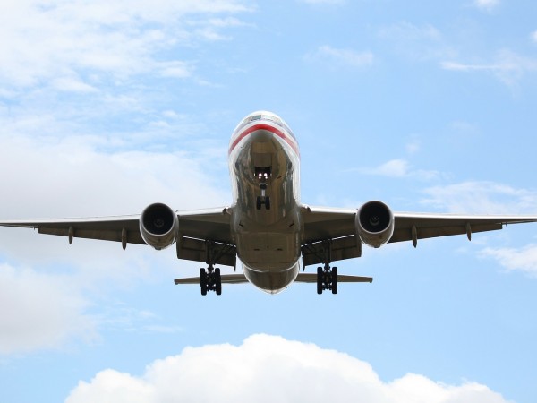 Австралийските власти съобщиха, че са загубили връзка със самолет, който