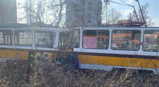 Един човек е загинал при верижна катастрофа между три трамвая