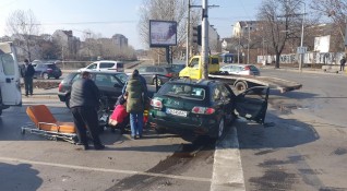 Тежка катастрофа е станала на кръстовището между бул Сливница и