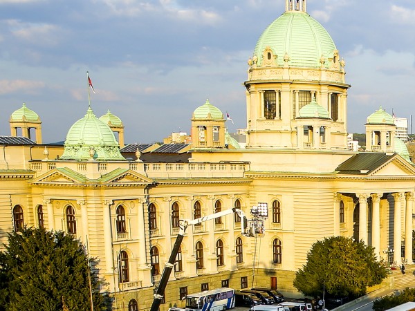 Мъж на средна възраст се самоуби пред сръбския парламент, предаде