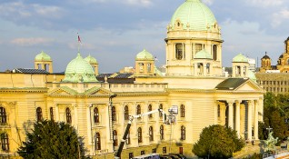 Мъж на средна възраст се самоуби пред сръбския парламент предаде