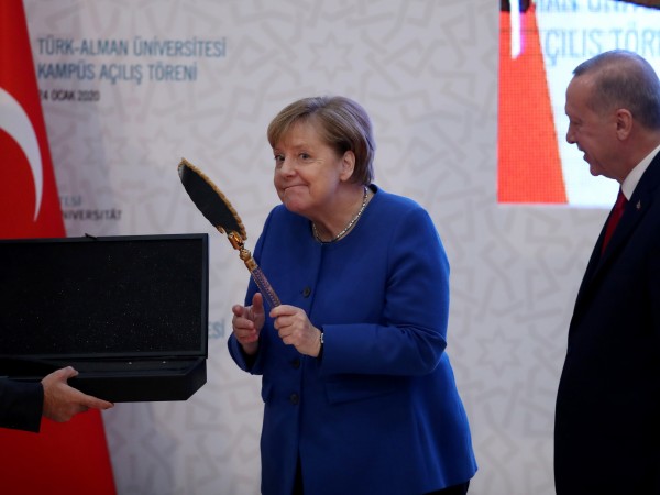 Президентът на Турция Реджеп Ердоган подари на германския канцлер Ангела