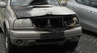Десетки коли горят в пожар в автоморга в района на