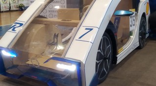 Ученици от Бургас създадоха електромобил прототип на състезателен болид С