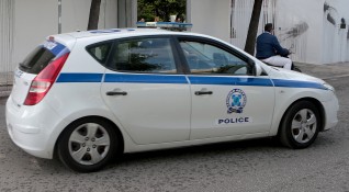 Камери заснеха как полицай удря шамар на дете в Гърция