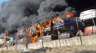 Възможно е пожарът в автоморга в Хасково при който над