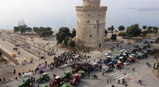 Гръцките фермери отново са в стачна готовност и паркират трактори