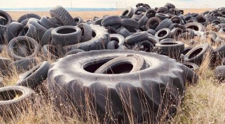 Незаконното депо за стари автомобилни гуми край брега на Атанасовско