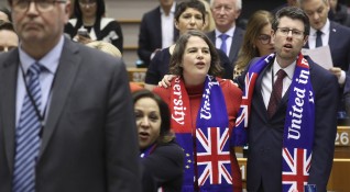 Със сълзи клетви за завръщане песни и аплодисменти евродепутатите одобриха