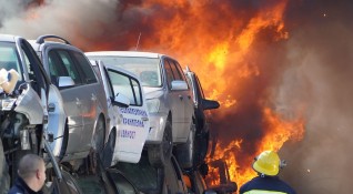 20 автомобила предадени за скрап са изгорели при пожар в