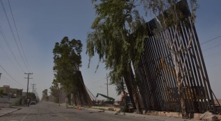 Част от стената по границата между САЩ и Мексико за