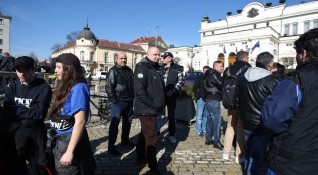 Фенове на футболния Левски излязоха на протест пред парламента Те