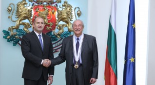 Президентът Румен Радев удостои с държавни отличия дейци на културата