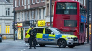 Полицията в Лондон съобщи че мъжът който намушка с нож