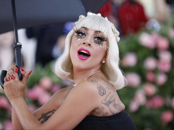 Лейди Гага вече официално показа гаджето и в социалните мрежи.