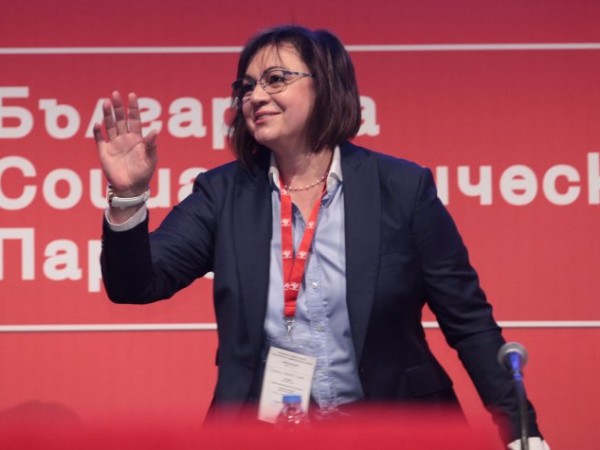 Шефката на социалистите Корнелия Нинова подкрепи президента Румен Радев, който
