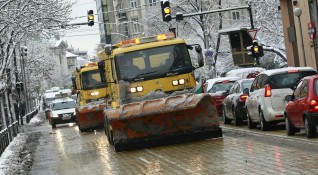 128 снегопочистващи машини са работили тази нощ по улиците на