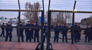 Унгарската полиция временно затвори границата със Сърбия след като голяма