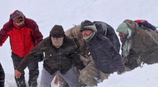 Тринайсет мигранти са загинали при снежна буря в Източна Турция