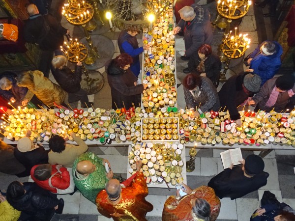 Над 2000 буркана с мед бяха осветени в благоевградския храм