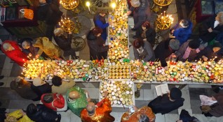 Над 2000 буркана с мед бяха осветени в благоевградския храм