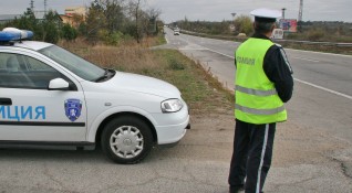 Пиян шофьор налетя с юмруци на полицаи след като опита