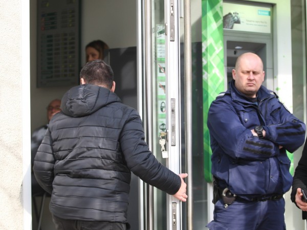 Маскиран бандит е нахлул в банков офис на столичния бул.