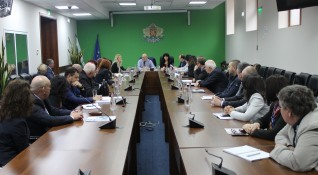 Екоминистърът Емил Димитров проведе извънредна среща с директорите на регионалните