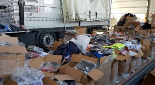 Митничари задържаха близо 50 100 текстилни изделия обувки и чанти