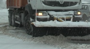 Силен сняг вали в София и региона Два автобуса с