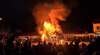 Грандиозен празничен огън отбеляза Сирни заговезни в софийското село Бистрица