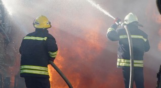 Деца подпалиха гаражи в Севлиево докато играели съобщиха от Областната