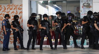 В столицата на Филипините Манила въоръжен човек взе около 30