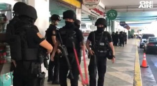 Заложническа криза се разиграва в мол във Филипините Мъж простреля