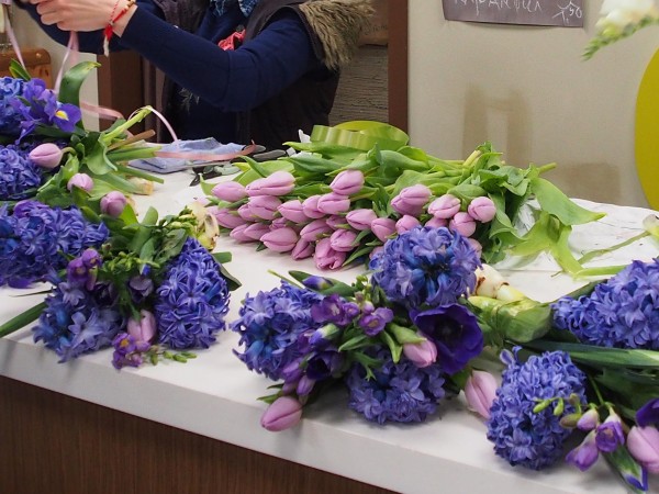 Цветята от чужбина скачат двойно за 8 март, съобщава "Монитор".