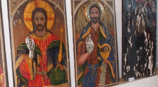 Крадци са успели да оберат 5 икони от параклис намиращ