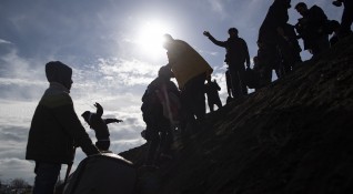 На гръцко турската граница са се струпали хиляди мигранти Всички те
