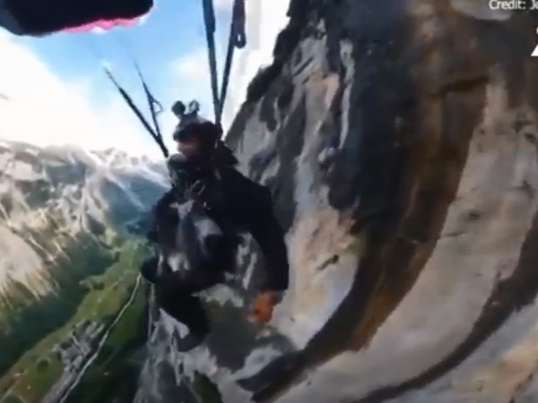 Куче-парашутист скочи от 700 метра заедно със собственика си. Това