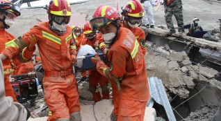 Спасителите продължават издирването на 22 души които все още се