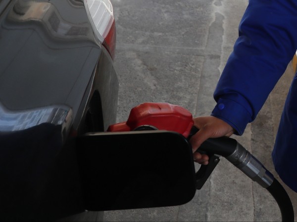 Цените на петрола се сринаха с 30% в началото на