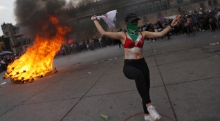 Група жени влязоха в сблъсъци пред основната катедрала в Мексико
