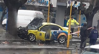 Таксиметров автомобил помете четири коли в София съобщи bTV Инцидентът
