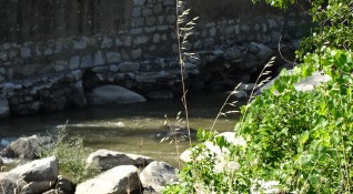 Река Струма потече черна в центъра на Перник съобщава БТА